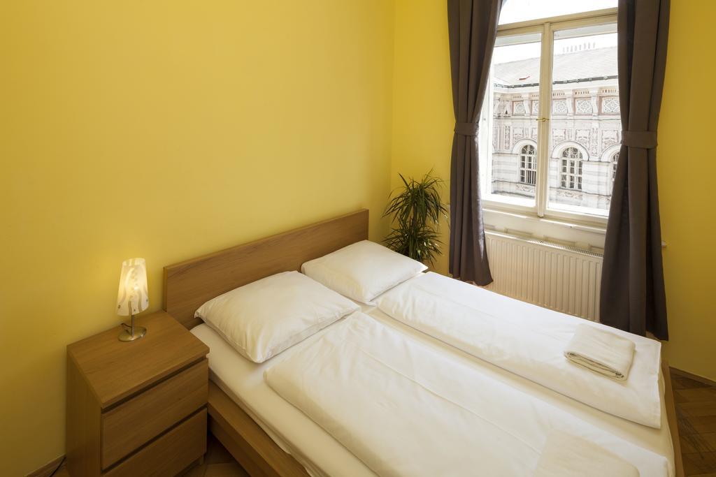 Capital Apartments Praha Bagian luar foto