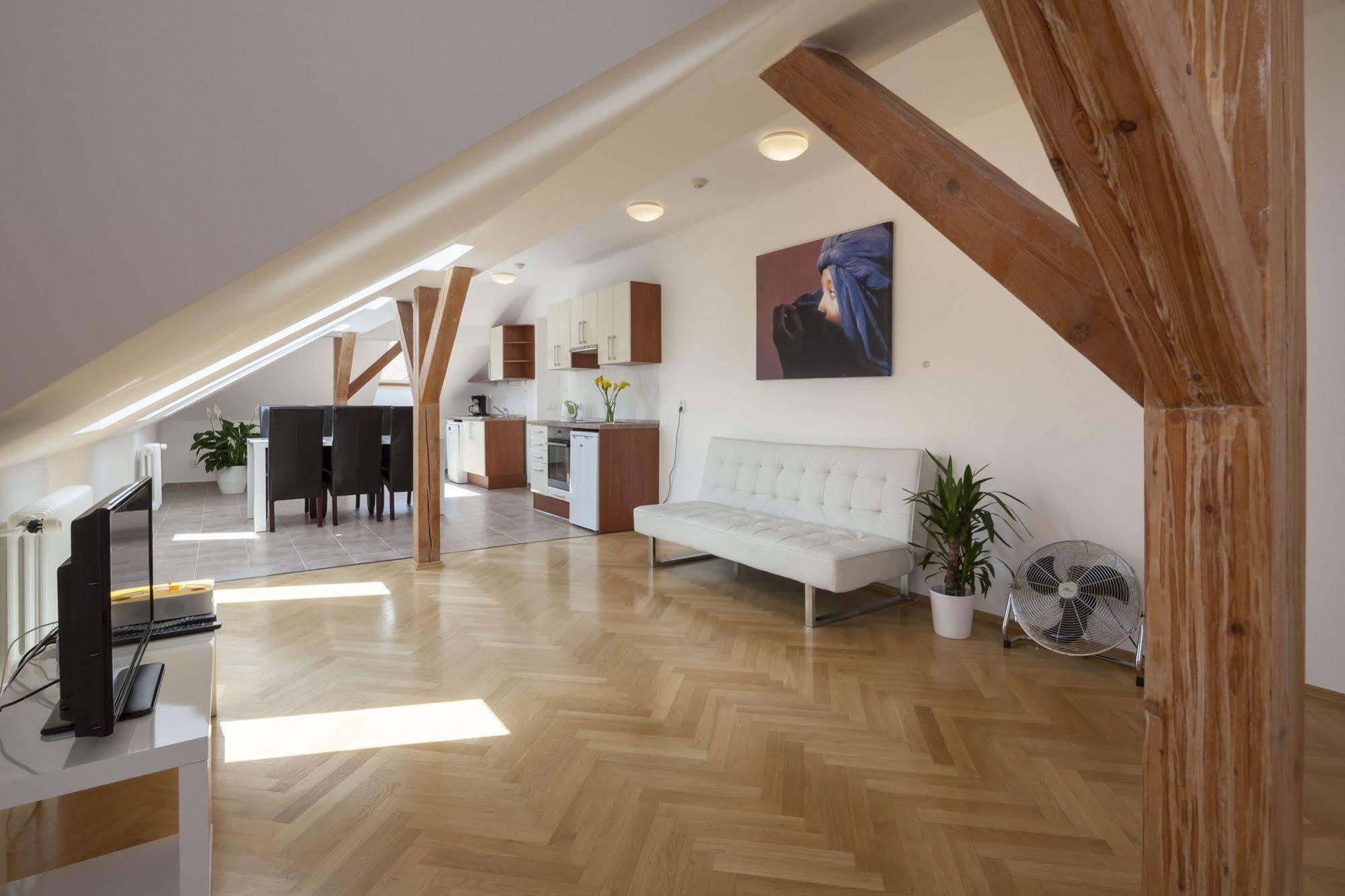 Capital Apartments Praha Bagian luar foto