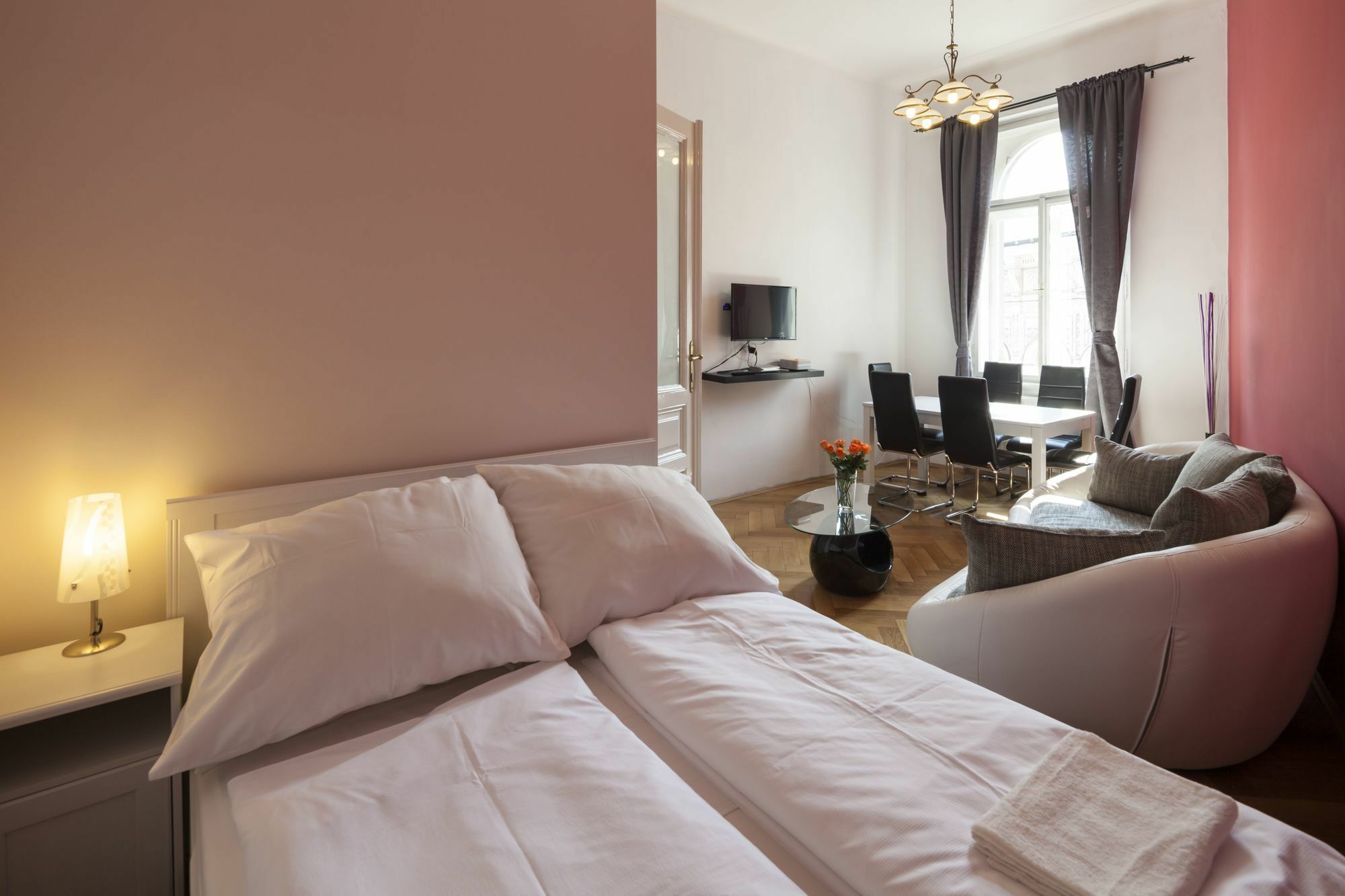Capital Apartments Praha Bagian luar foto