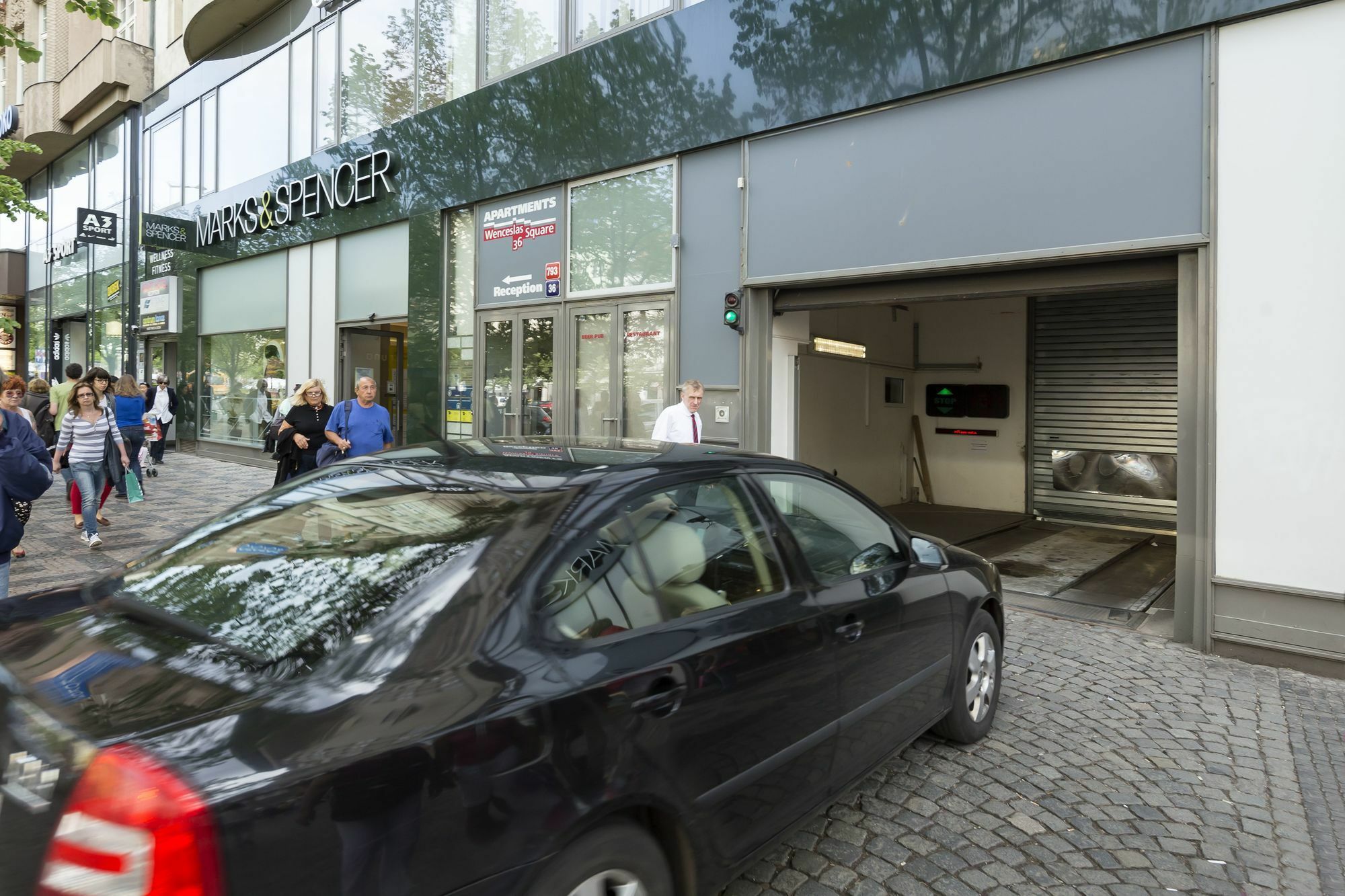 Capital Apartments Praha Bagian luar foto