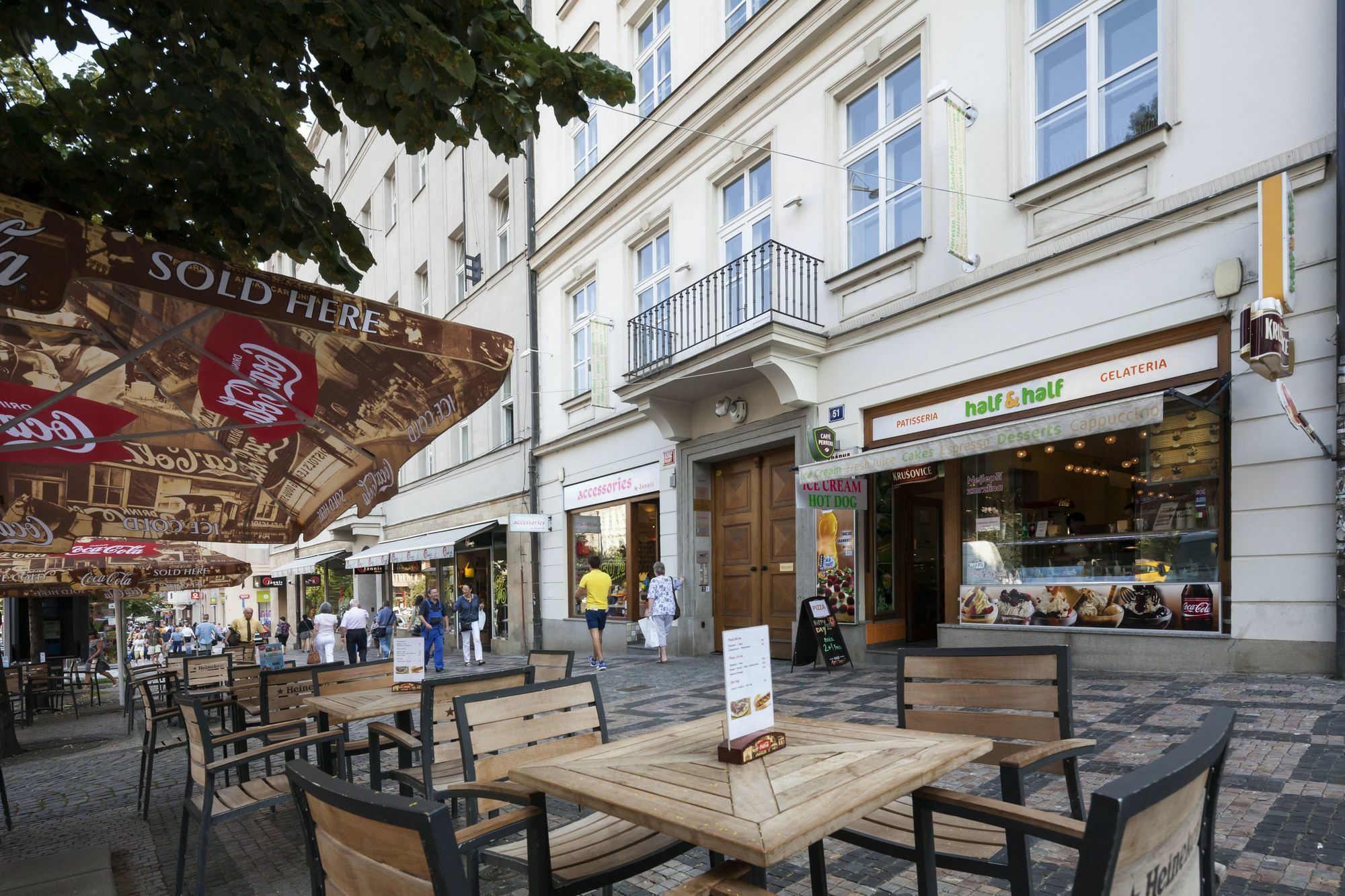 Capital Apartments Praha Bagian luar foto