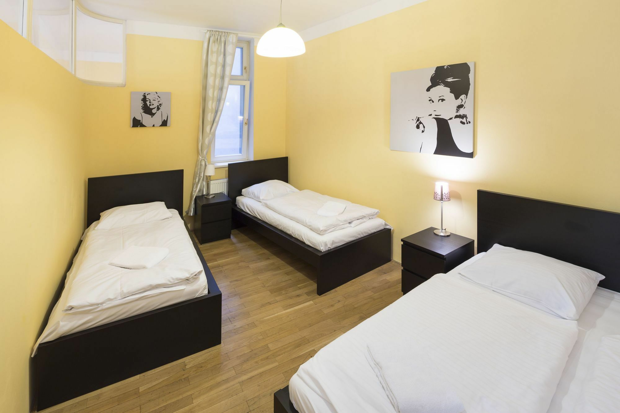 Capital Apartments Praha Bagian luar foto