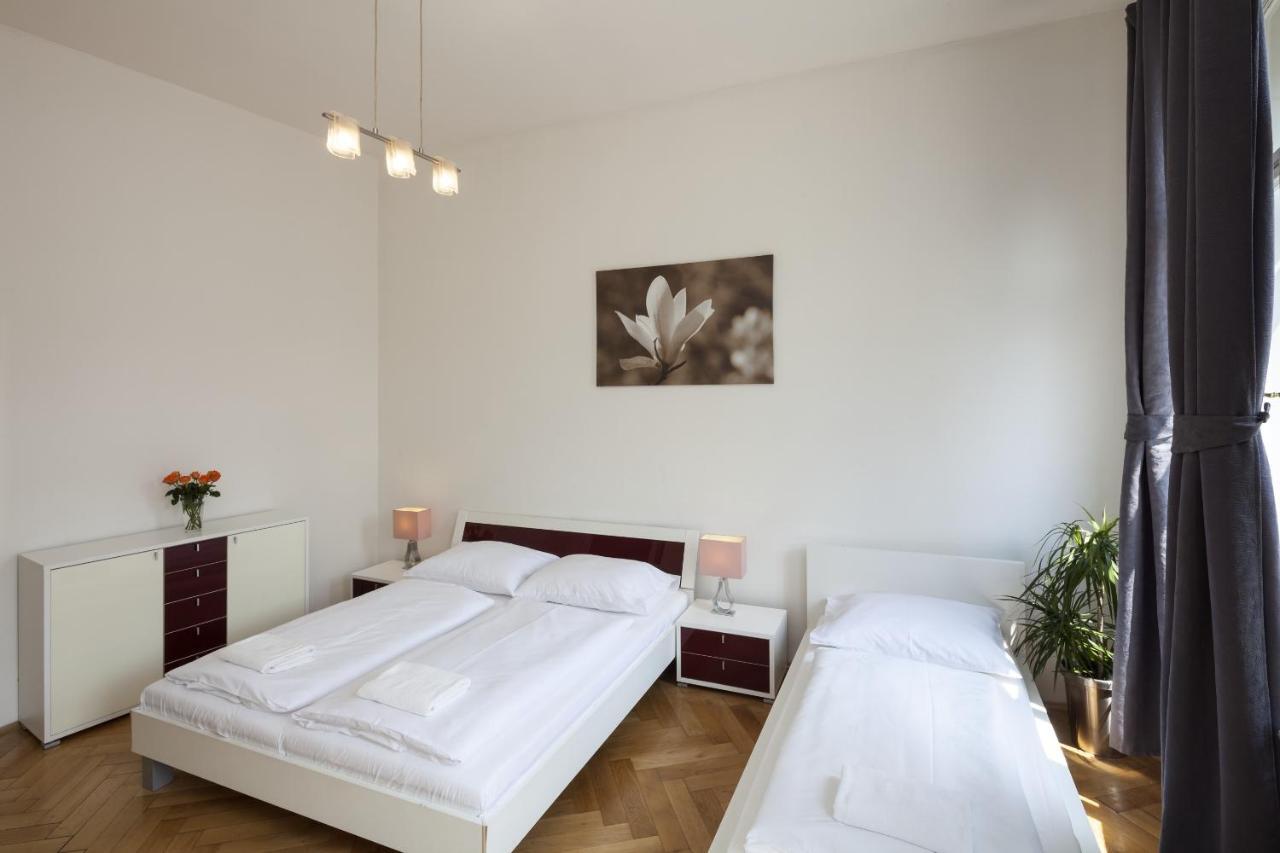 Capital Apartments Praha Bagian luar foto